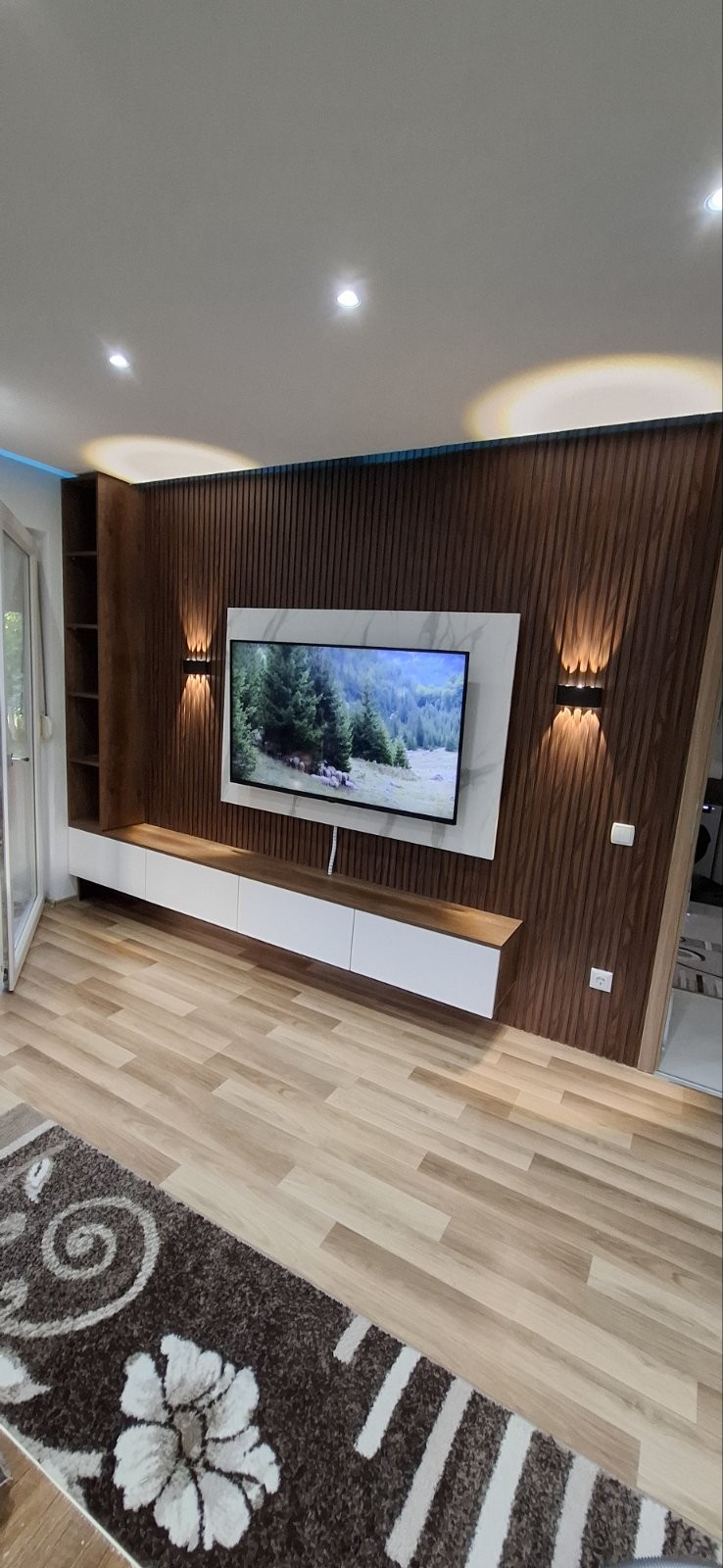 TV wall me dru